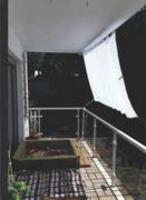 galería: Balcones con techo y pasamanos