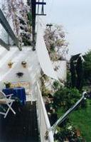 galería: Balcones con techo y pasamanos